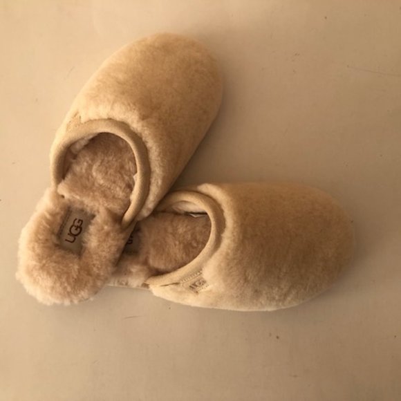 UGG Fluffette Slipper. Size: 7, 8, 9, 10 - Picture 3 of 12
